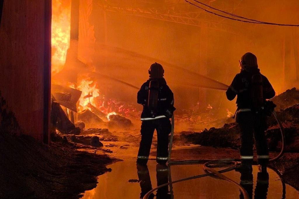 Incêndio de grandes proporções destrói veículos e mobiliza bombeiros durante a madrugada