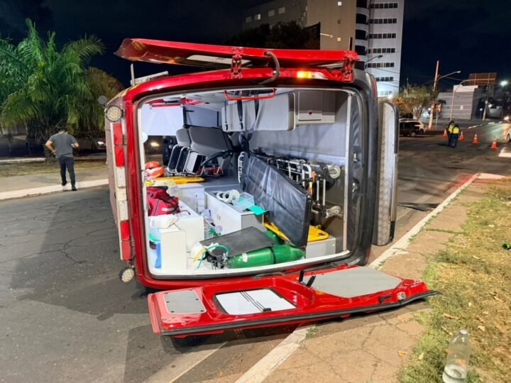 Ambulância capota após colisão com viatura do Corpo de Bombeiros em Cuiabá