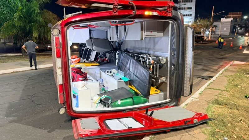 Ambulância capota após colisão com viatura do Corpo de Bombeiros em Cuiabá