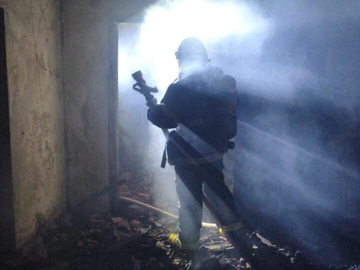 Incêndio destrói residência e mobiliza bombeiros durante a madrugada em Alta Floresta
