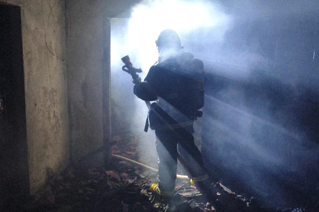 Incêndio destrói residência e mobiliza bombeiros durante a madrugada em Alta Floresta