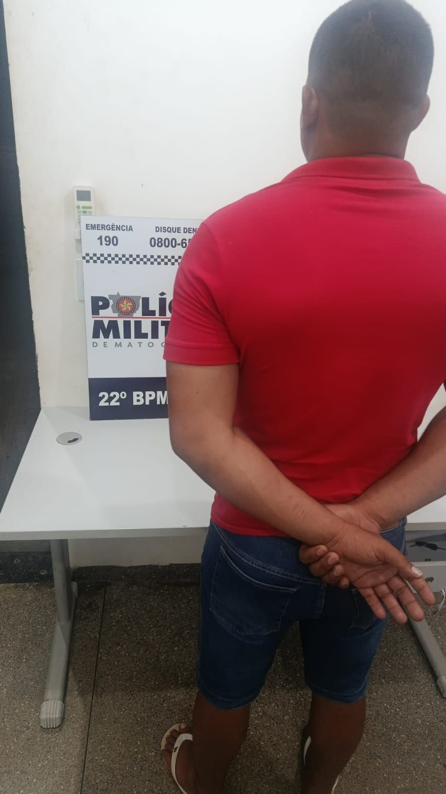 Homem é preso após agredir companheira com socos e pontapés dentro de residência em Peixoto de Azevedo