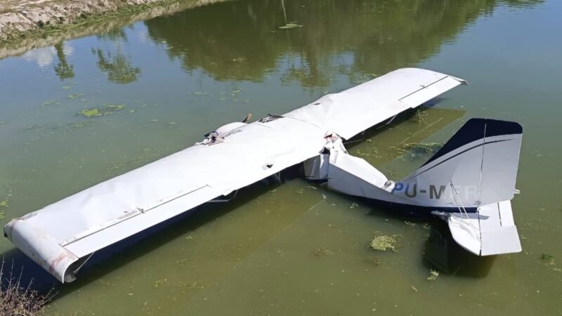 Avião de pequeno porte cai em tanque de peixes e ocupantes deixam local após acidente