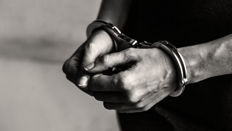 Homem é preso após violência sexual contra a mãe