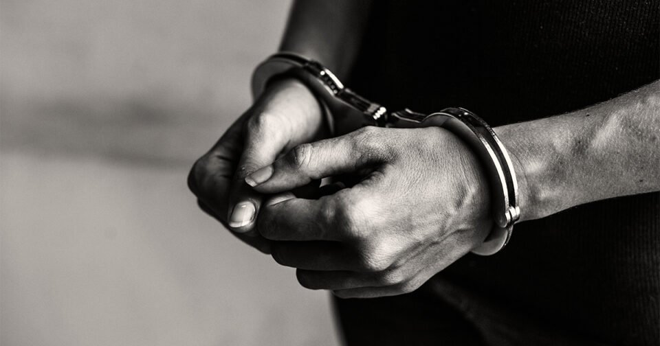 Homem é preso após violência sexual contra a mãe