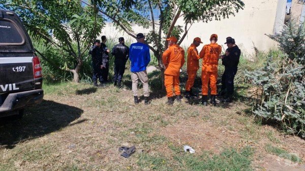 Mulher é achada morta carbonizada em terreno