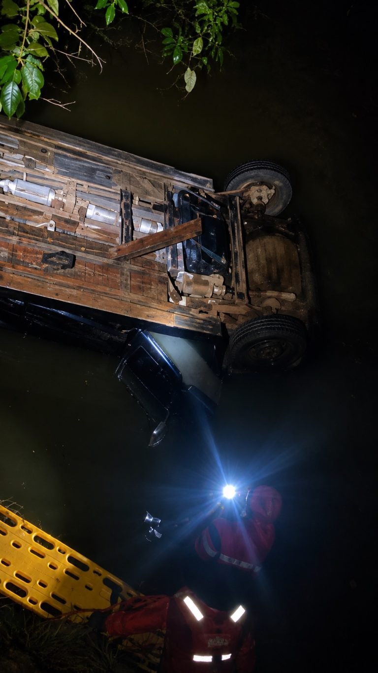 Casal morre após carro cair de ponte em rio na MT-325; criança sobrevive ao acidente em Alta Floresta