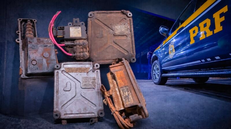 PRF recupera módulos eletrônicos furtados após fuga e abandono de veículo em rodovia