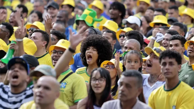 Torcedores se reúnem no centro de SP para assistir ao jogo do Brasil