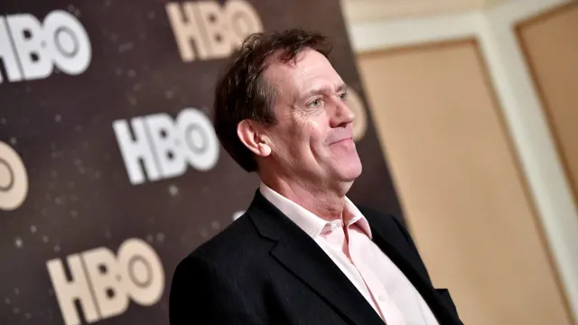 Hugh Laurie pede desculpas após atacar crítica de jornalista sobre ‘Dr. House’