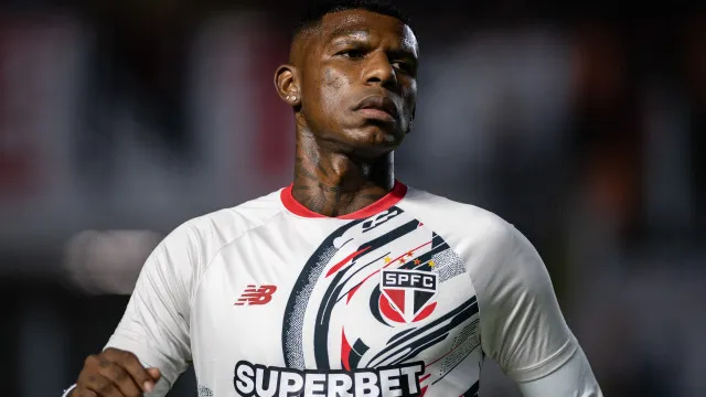 Sem um comprador, São Paulo volta atrás e reintegra Arboleda ao elenco