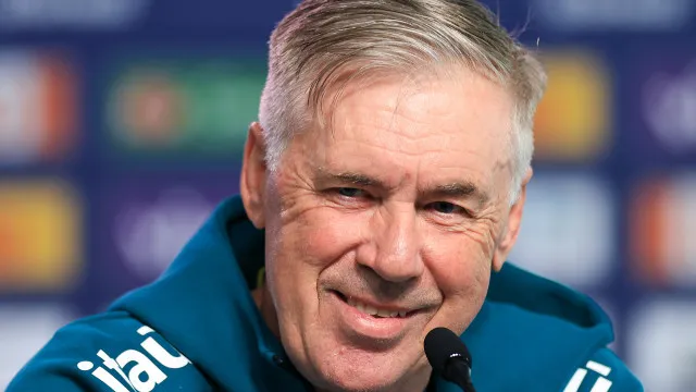 ‘Sou, com honra, parte deste país’, diz Ancelotti sobre cantar hino