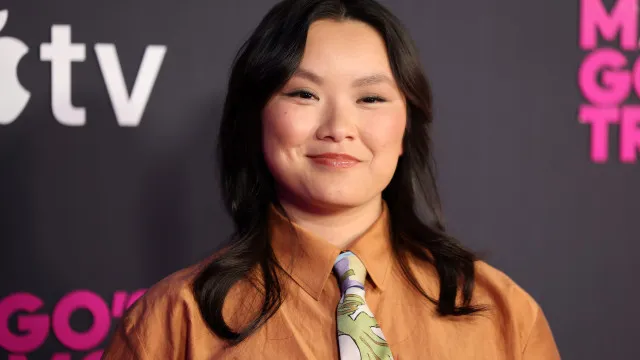 Atriz de ‘Margo’s Got Money Troubles’ revela ter sido abandonada ainda bebê em escadaria