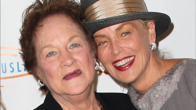 Sharon Stone chora ao falar da morte da mãe: “Tive deixá-la partir”