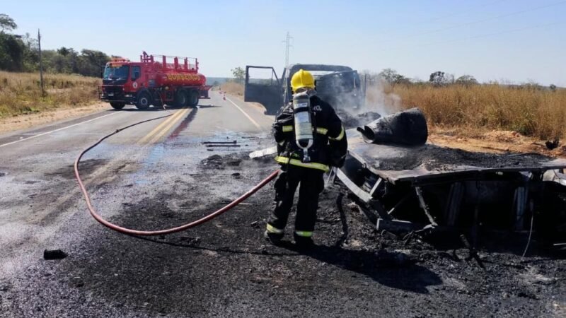 Caminhão carregado com óleo pega fogo e mobiliza bombeiros em operação de emergência