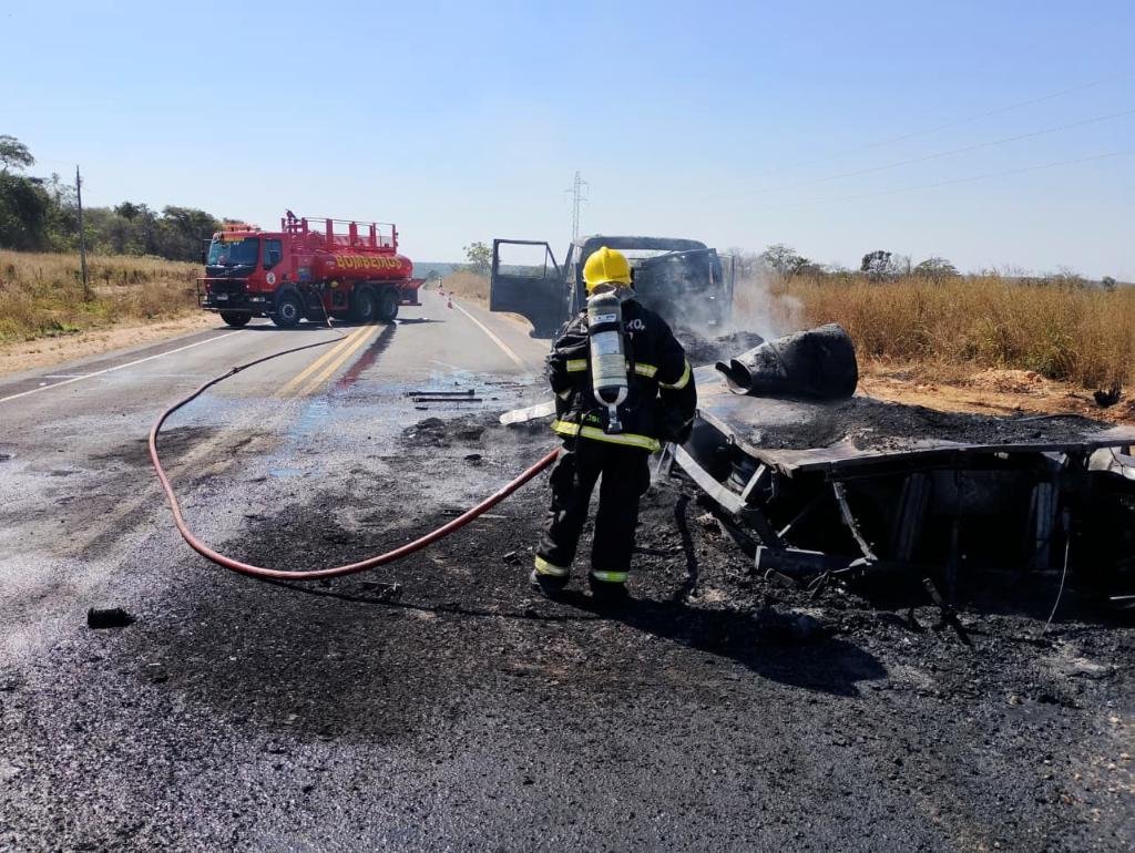 Caminhão carregado com óleo pega fogo e mobiliza bombeiros em operação de emergência