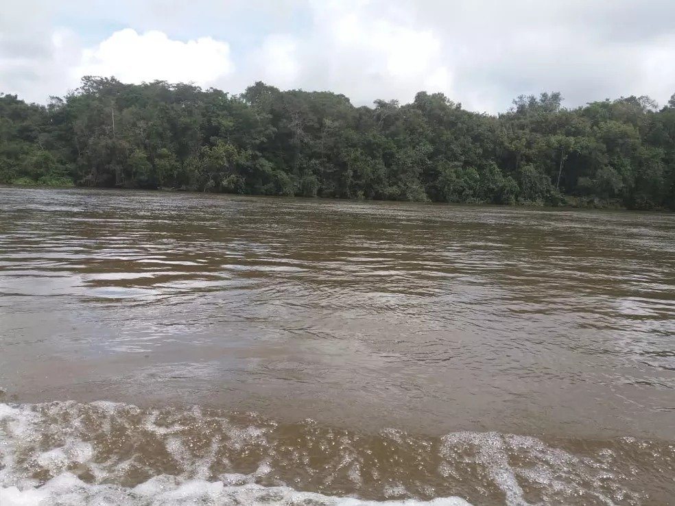 Busca por adolescente desaparecida em rio segue pelo 3º dia em meio à correnteza forte e redemoinhos