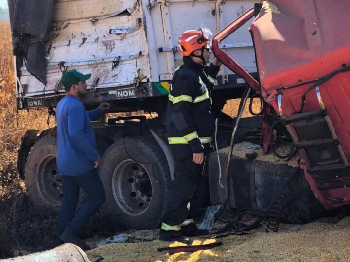 Colisão entre carretas termina com motorista morto preso às ferragens