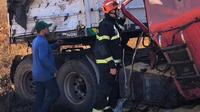 Colisão entre carretas termina com motorista morto preso às ferragens
