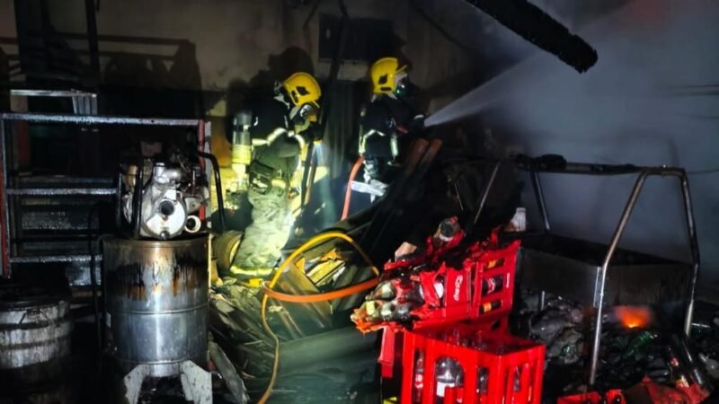 Incêndio atinge restaurante durante a madrugada e mobiliza equipes dos bombeiros