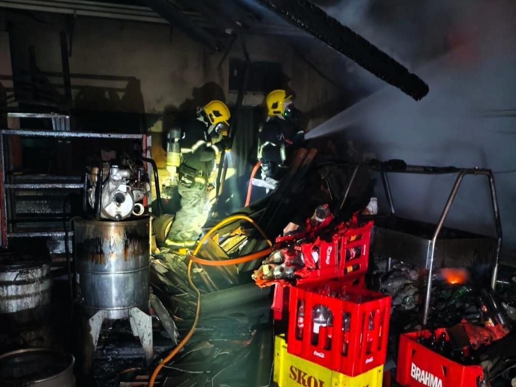 Incêndio atinge restaurante durante a madrugada e mobiliza equipes dos bombeiros
