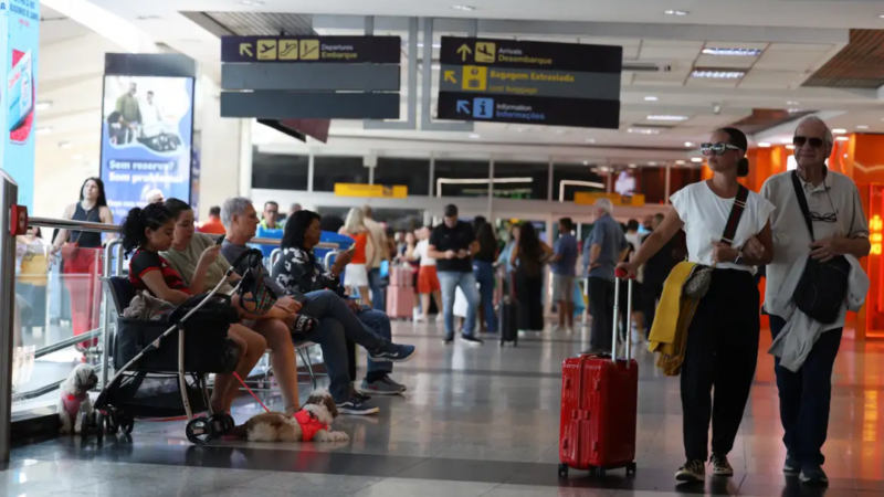 Setor de serviços volta a crescer em abril
