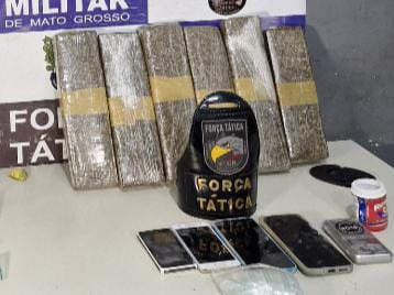 Mulher é presa com 6 quilos de maconha após denúncia; suspeito consegue fugir