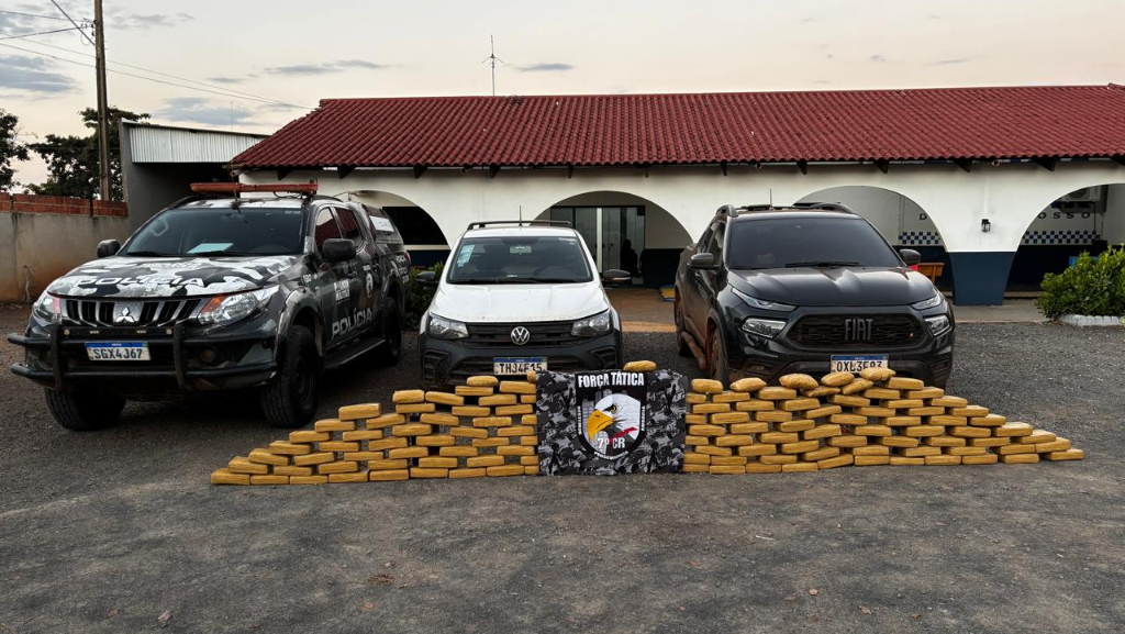 PM intercepta carregamento de drogas e apreende 146 tabletes de maconha