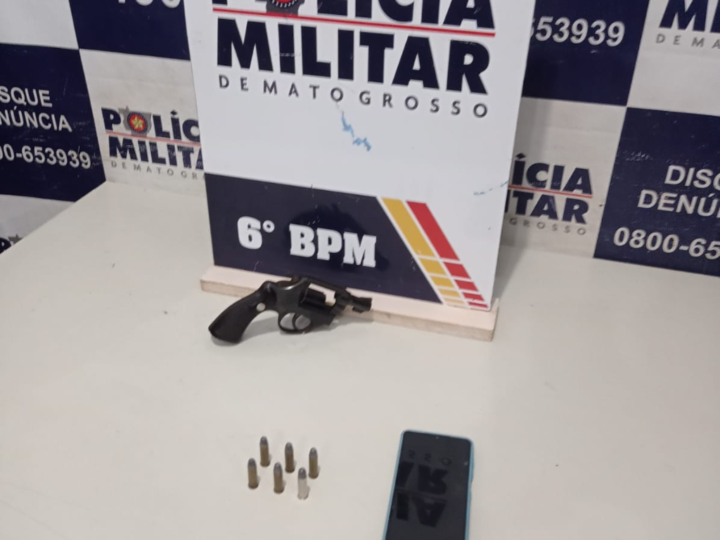 Perseguição termina com dupla detida, arma apreendida e moto roubada recuperada