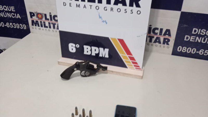 Perseguição termina com dupla detida, arma apreendida e moto roubada recuperada
