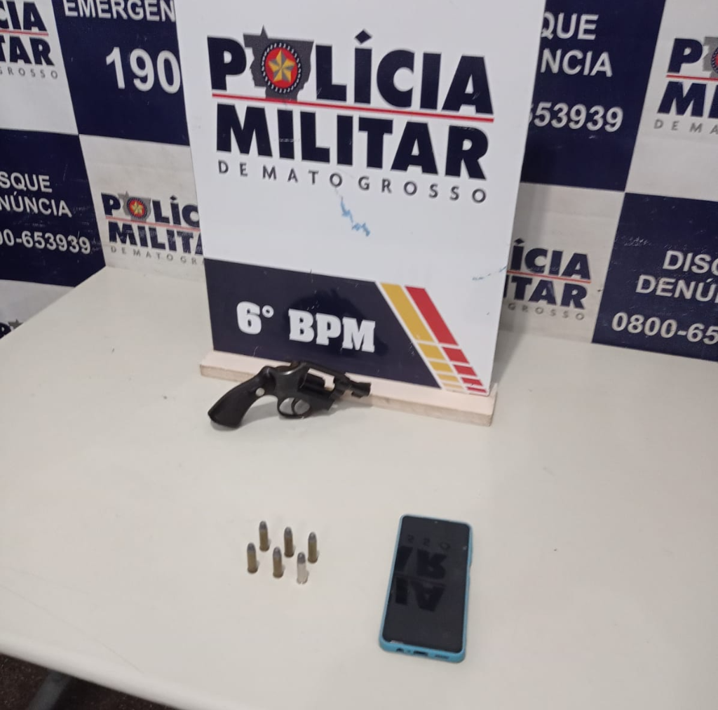 Perseguição termina com dupla detida, arma apreendida e moto roubada recuperada