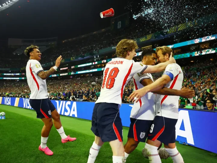 Com um a menos, Inglaterra derruba México no Azteca e segue na Copa