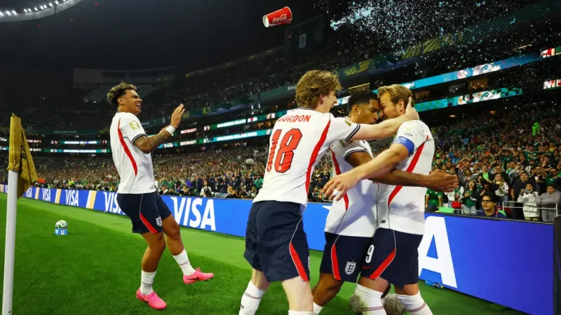 Com um a menos, Inglaterra derruba México no Azteca e segue na Copa