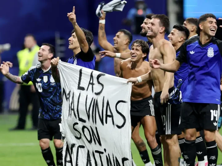 Ato de jogadores argentinos reacende debate sobre domínio das Malvinas