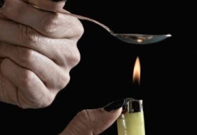 Mãe é presa por queimar mãos do filho com colher quente