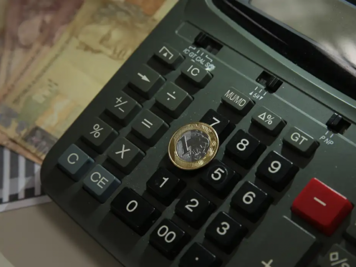 Juros das famílias chegam a 64% ao ano