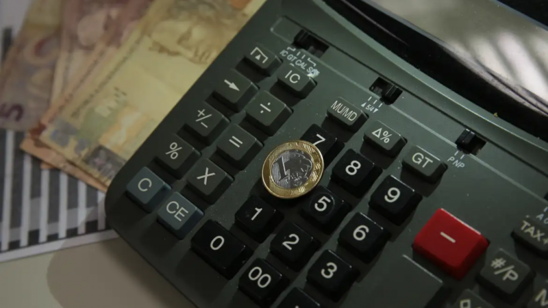 Juros das famílias chegam a 64% ao ano
