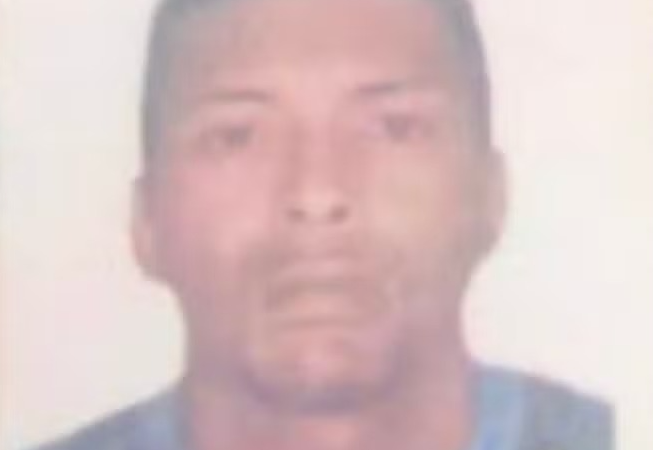 Ataque a tiros deixa um morto e outro ferido em frente a residência