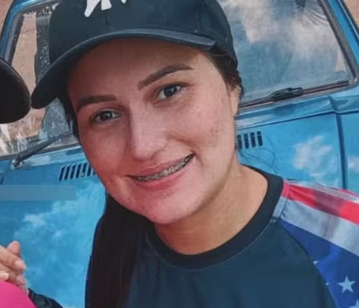 Grávida de oito meses morre após carro capotar; marido é preso após acidente
