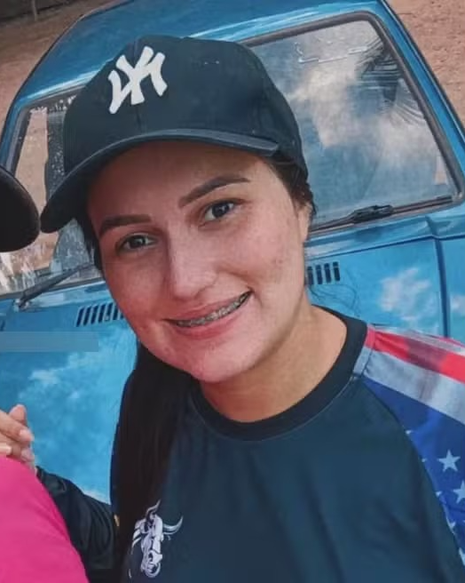 Grávida de oito meses morre após carro capotar; marido é preso após acidente