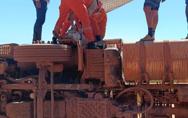 Motorista fica ferido após carreta tombar em estrada e é socorrido pelos bombeiros no Nortão de MT
