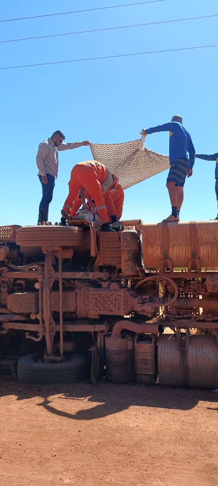 Motorista fica ferido após carreta tombar em estrada e é socorrido pelos bombeiros no Nortão de MT