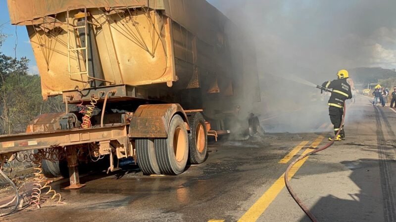 Incêndio destrói pneus de carreta e mobiliza Bombeiros em rodovia no Nortão de MT; carga de milho quase foi consumida