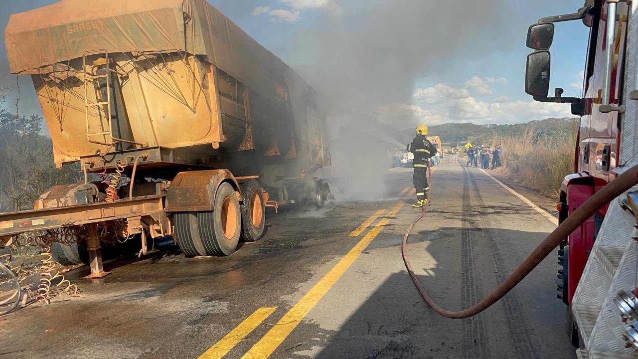 Incêndio atinge carreta carregada de milho na MT-322 em Matupá