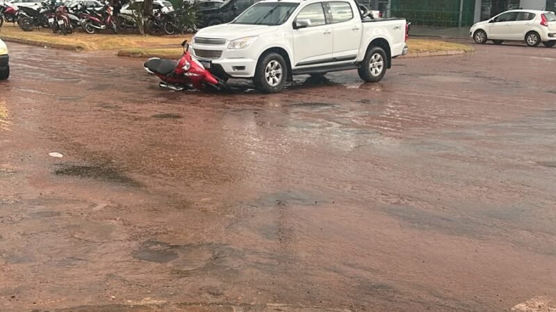 Câmera registra colisão entre caminhonete e moto (vídeo); mulher fica ferida
