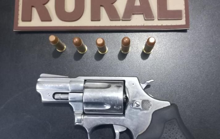 Homem é preso após denúncia de ameaça e polícia apreende revólver com munições