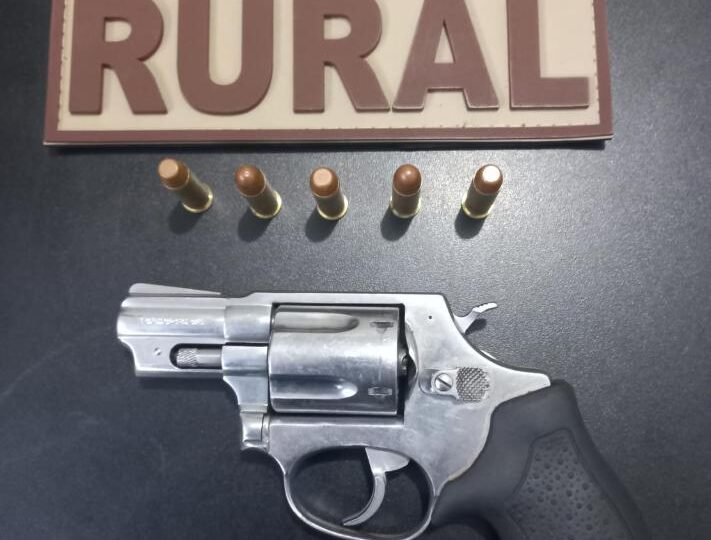 Homem é preso após denúncia de ameaça e polícia apreende revólver com munições