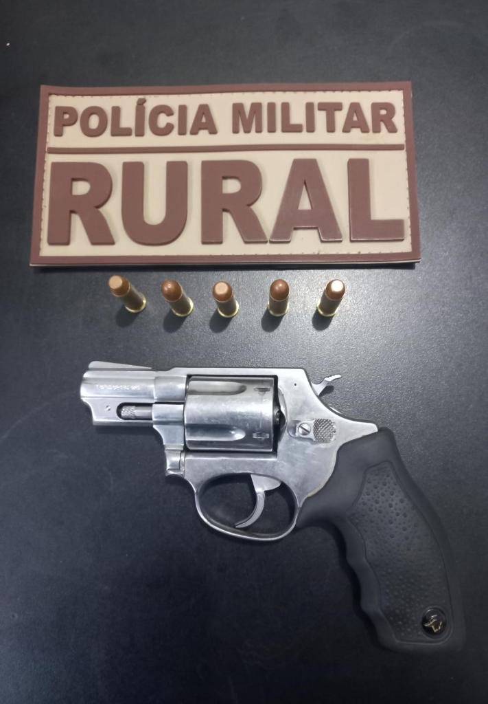 Homem é preso após denúncia de ameaça e polícia apreende revólver com munições