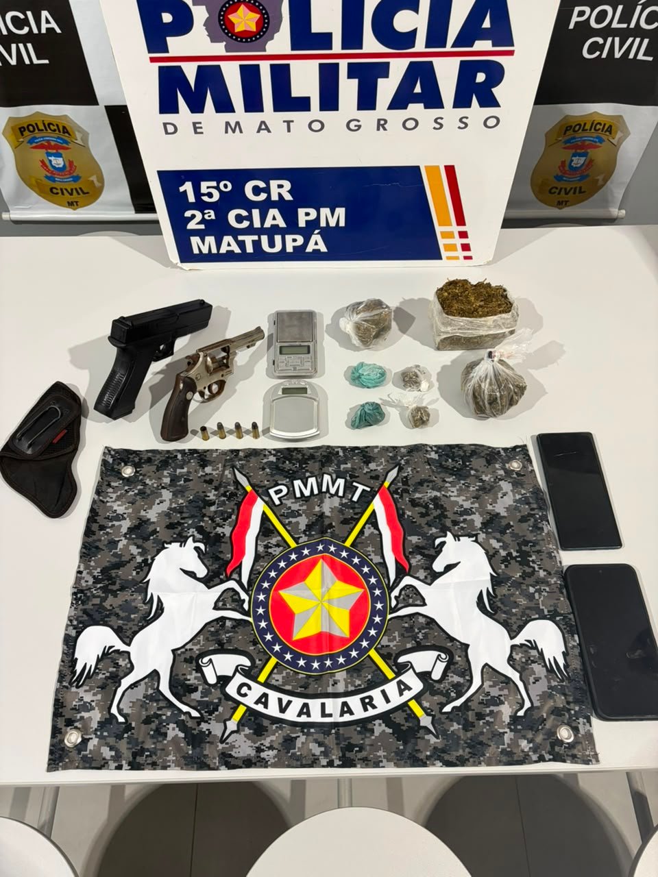 Dupla é presa com droga, arma e balanças durante operação policial em Matupá