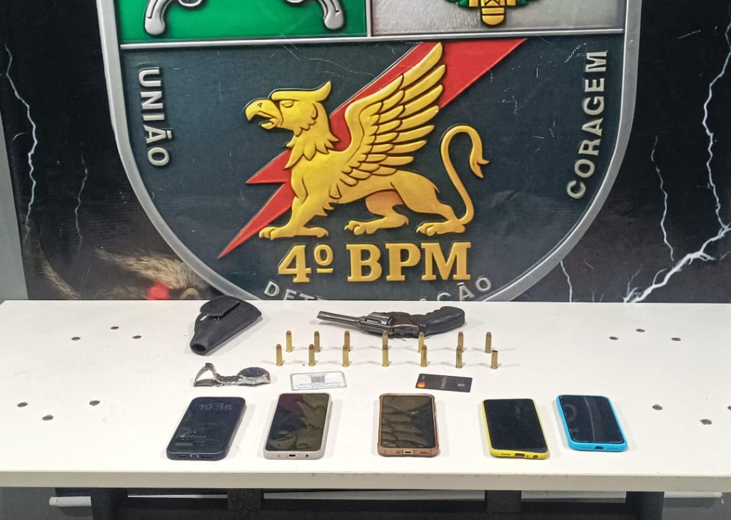 Suspeito de aplicar golpes pela internet é preso com arma e celulares